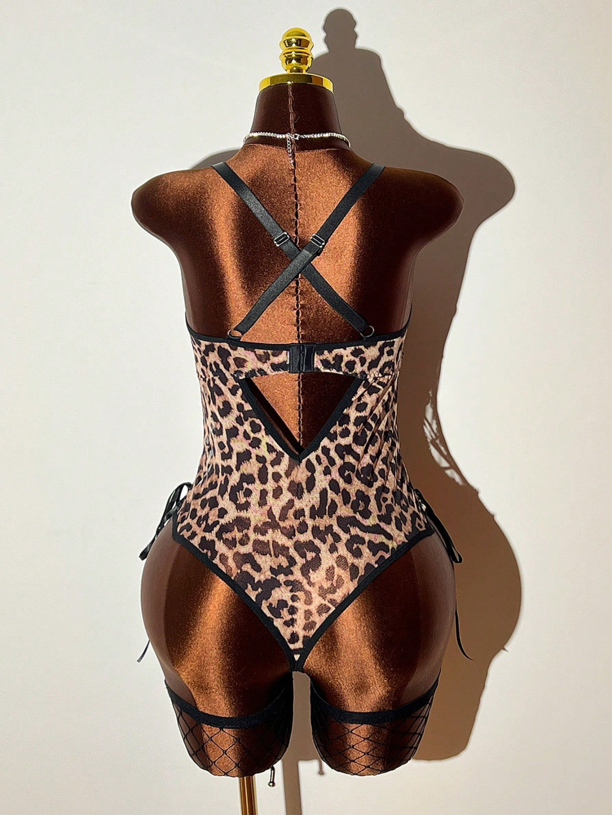 Drapieżna Elegancja – Body Plus Size w Panterkę z Wiązaniami i Kabaretkami