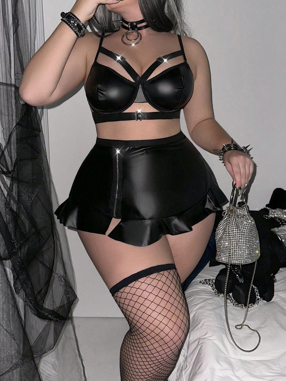 Kompleks Mrocznej Elegancji – Skórzany Zestaw Erotic Plus Size z Kabaretkami
