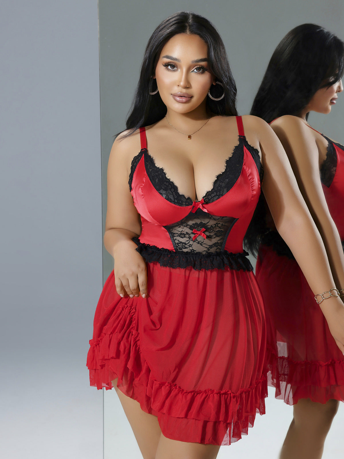 Kusząca Czerwień - Satynowa Koszulka Nocna Plus Size z Koronką